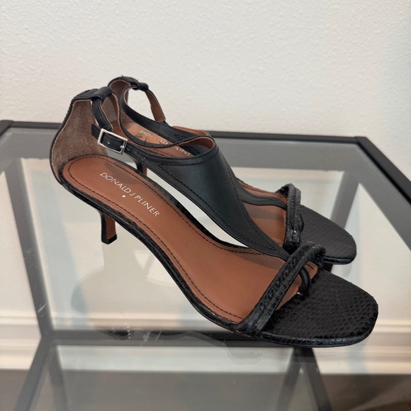 Donald J Pliner Black Leather T Strap Sandal with Kitten Heel Size 8 - Picture 1 of 12